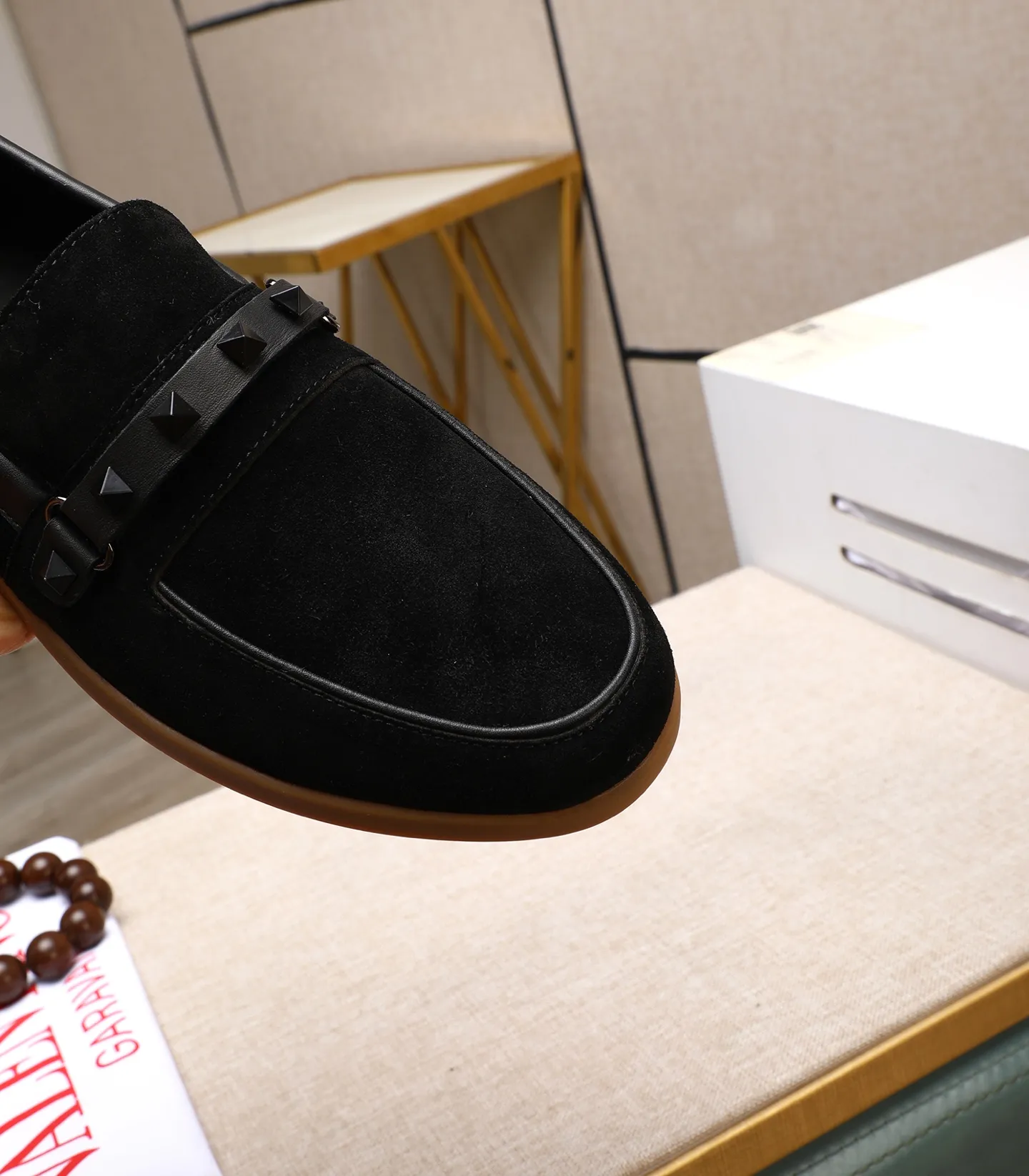 Men's shoes 💰520 [Valentino-Valentino] High-quality boutique men's shoes. The same style as the celebrities, original and authentic.✅ Made of imported cowhide + original apricot cowhide lining. The French luxury model is priced at 14,080 Swiss francs. It is also a Paris Fashion Week catwalk model. A brand can be deeply rooted in your heart, and a pair of shoes can make you linger. What you wear is not only noble, but also an aura. 👻Standard 38-45